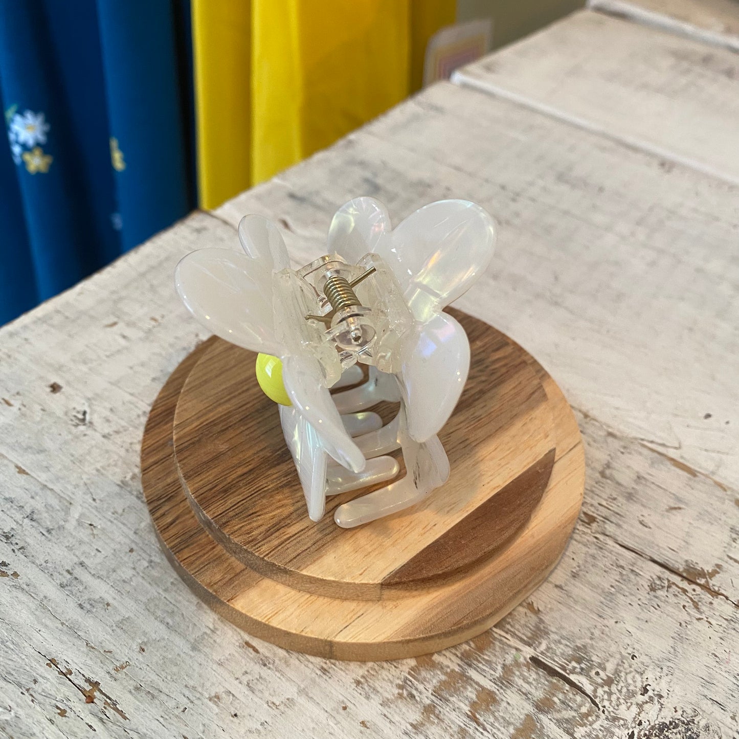 mini daisy claw clip